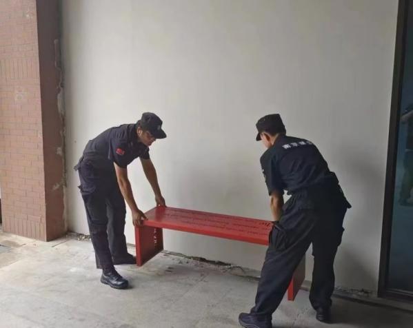 C:/Users/BA/Desktop/風(fēng)雨過后南京保安迅速行動(dòng)，恢復(fù)安“寧”面貌/6.jpg6