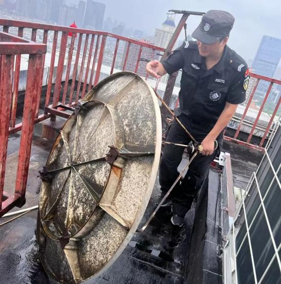 C:/Users/BA/Desktop/風(fēng)雨過后南京保安迅速行動(dòng)，恢復(fù)安“寧”面貌/11.jpg11